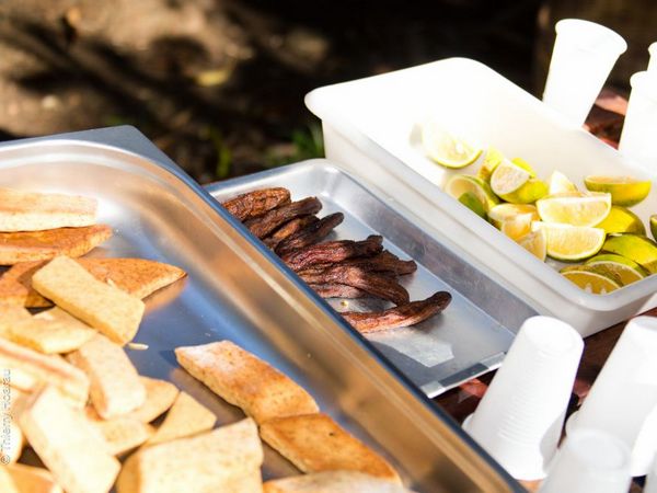 Fruits secs, eaux, boissons sucrés gateaux, ...